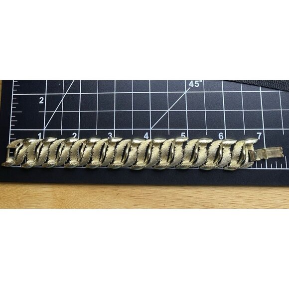 Vintage Lisner Gold Tone Leaf Link Bracelet 7x.75" Textured Feather Foldover - Picture 13 of 15